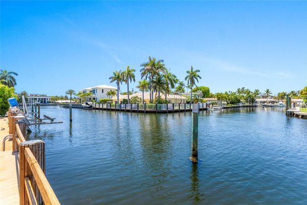 Exterior, Lake