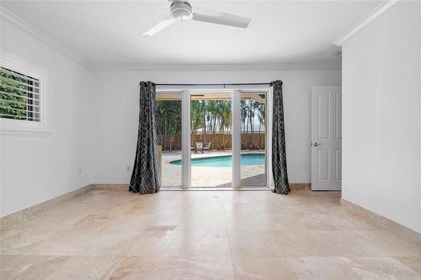 Empty room, Interior