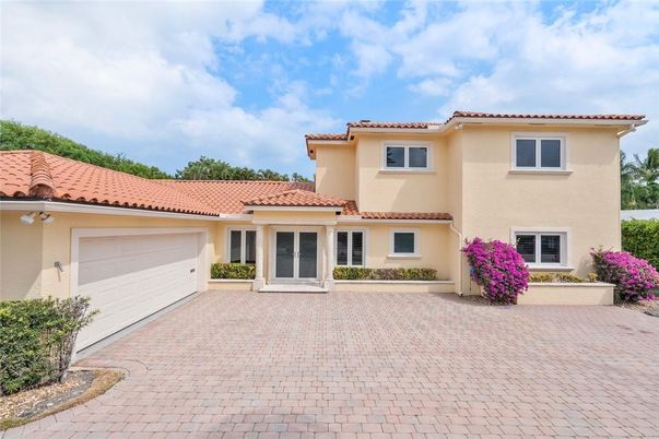 Attached, Exterior, Facade, Mediterranean