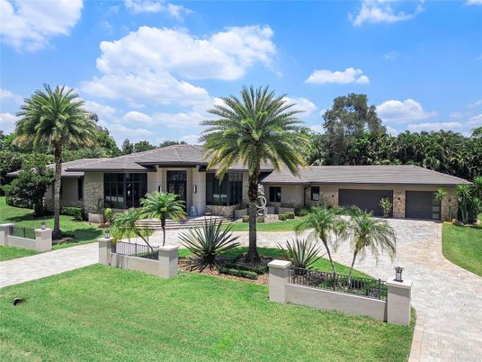 Backyard, Exterior, Facade, Brick Facade, Ranch