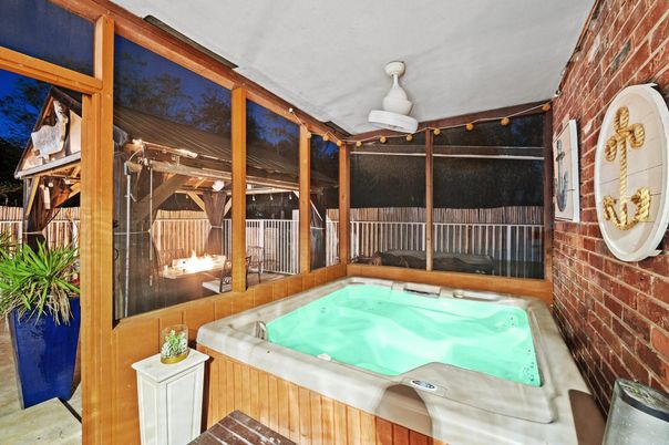 Exterior, Hot Tub, Interior