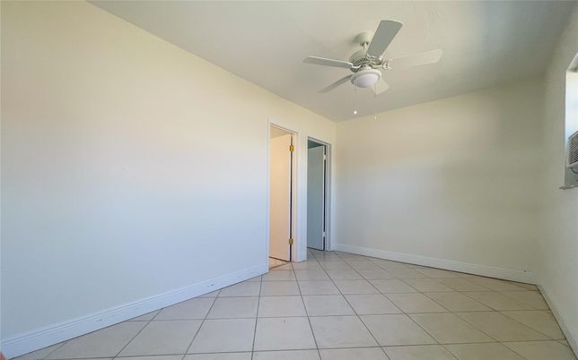 Empty room, Interior