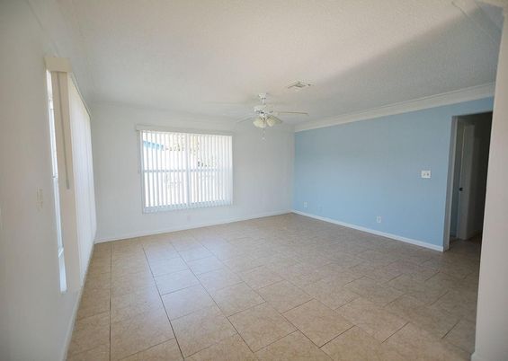 Empty room, Interior