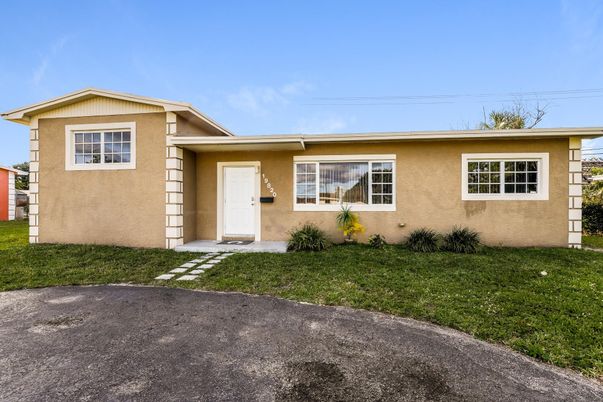 Exterior, Facade, Ranch