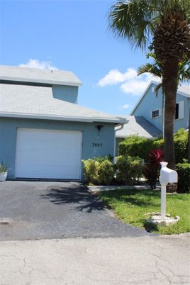 Attached, Exterior, Facade, Ranch