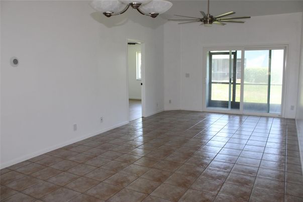 Empty room, Interior