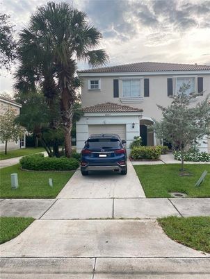 Attached, Exterior, Facade, Mediterranean