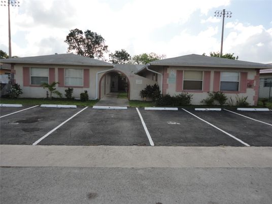 Exterior, Facade, Ranch