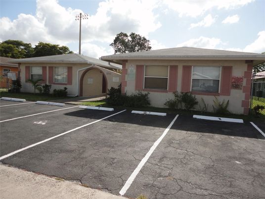 Exterior, Facade, Ranch