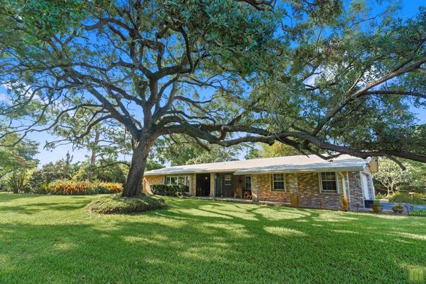Backyard, Exterior, Facade, Brick Facade, Ranch