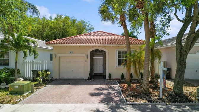 Attached, Exterior, Facade, Mediterranean