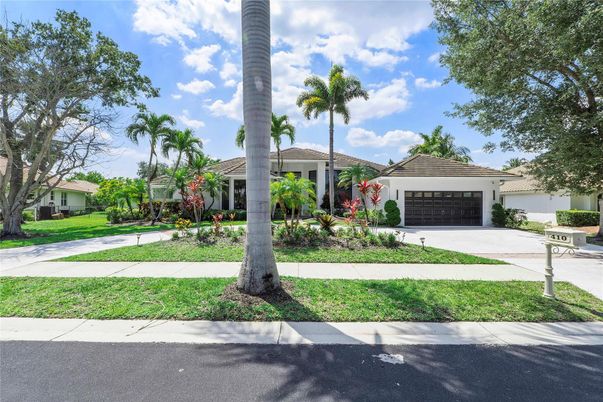 Attached, Exterior, Facade, Ranch