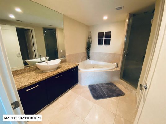 Bathroom, Dual Sink Vanities, Interior, Recessed Lighting