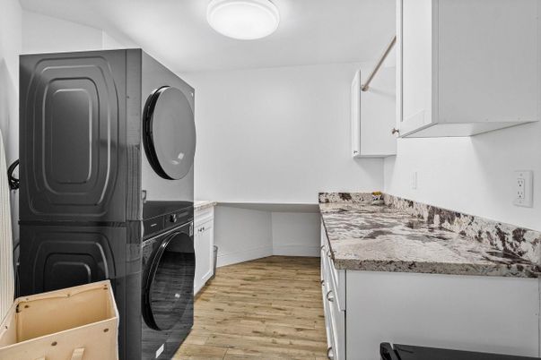 Interior, Utility Closets, Washer, Wood Texture Flooring