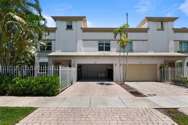 Attached, Exterior, Facade, Modern