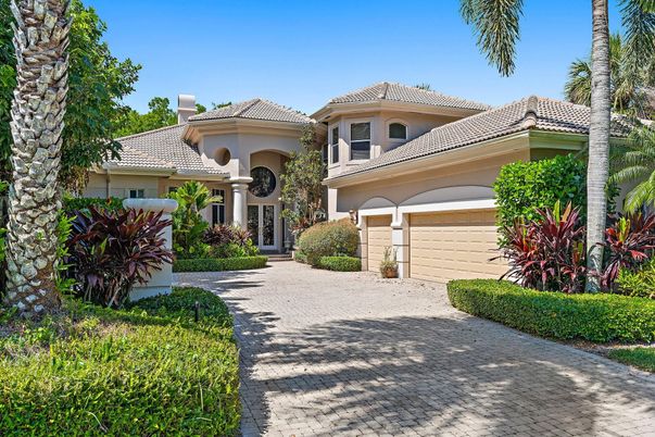 Attached, Exterior, Facade, Mediterranean