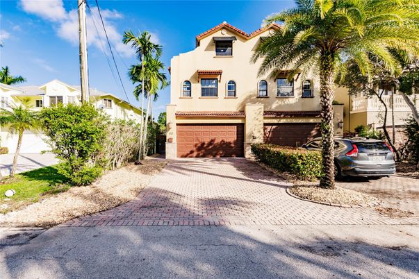 Attached, Exterior, Facade, Mediterranean