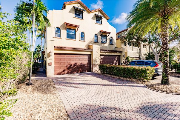 Attached, Exterior, Facade, Mediterranean