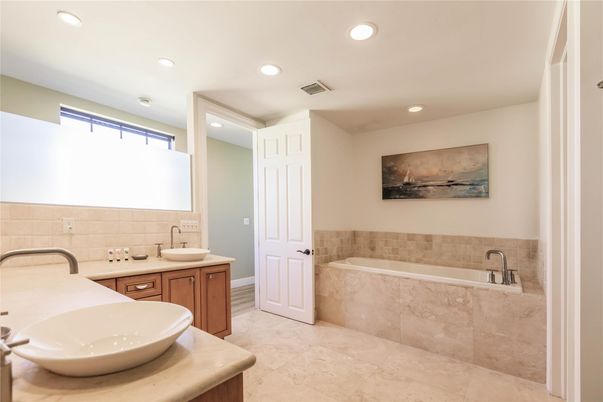Bathroom, Dual Sink Vanities, Interior, Recessed Lighting