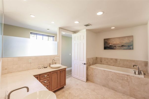 Bathroom, Dual Sink Vanities, Interior, Recessed Lighting