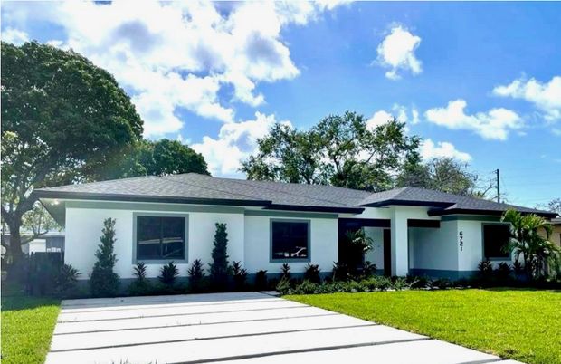 Backyard, Exterior, Facade, Ranch