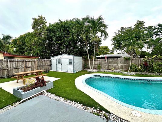 Exterior, Pool