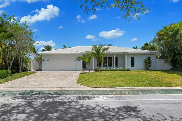 Attached, Exterior, Facade, Ranch