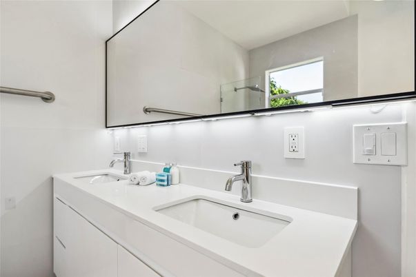 Bathroom, Dual Sink Vanities, Interior