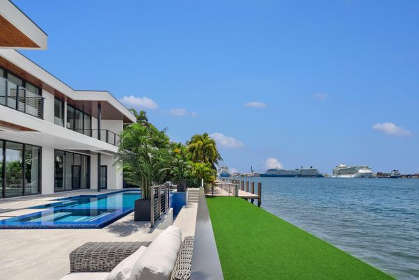 Exterior, Pool, Water