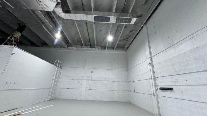 Empty room, Interior