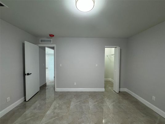 Empty room, Interior