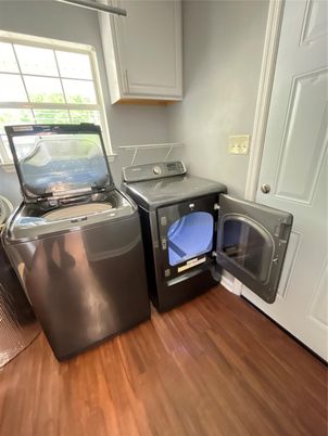 Interior, Washer, Wood Texture Flooring