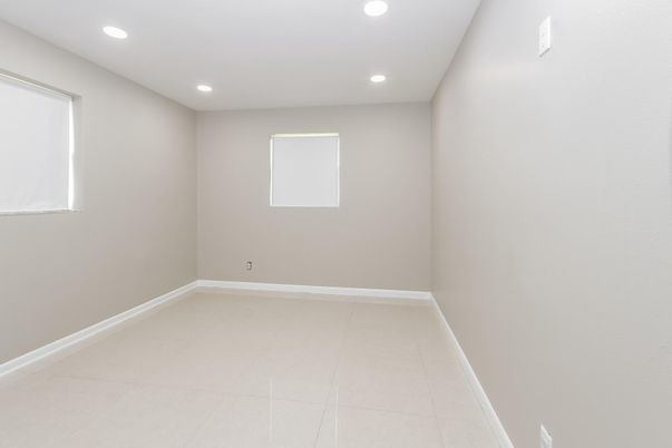 Empty room, Interior, Recessed Lighting