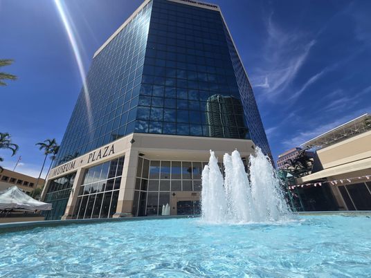 Exterior, Facade, Pool, Highrise