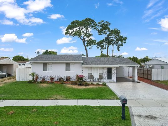 Backyard, Exterior, Facade, Ranch