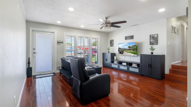 Interior, Recessed Lighting, Wood Texture Flooring