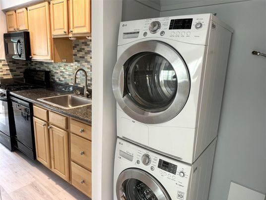 Interior, Kitchen, Utility Closets, Washer, Wood Texture Flooring