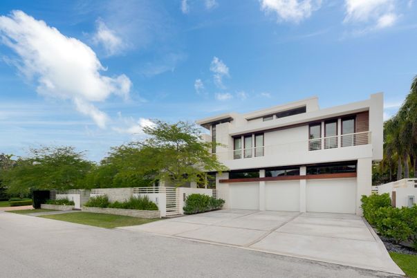 Attached, Exterior, Facade, Modern