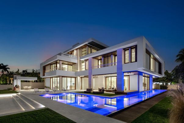 Exterior, Facade, Pool, Modern