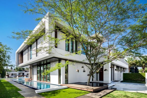 Backyard, Exterior, Facade, Pool, Modern