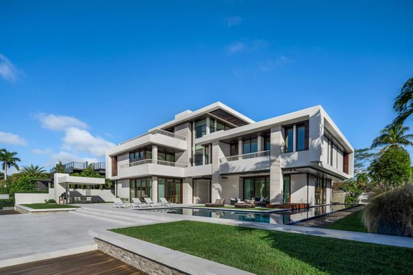 Backyard, Exterior, Facade, Pool, Modern