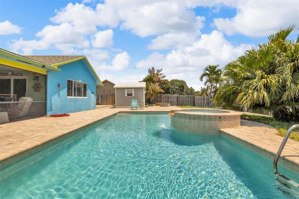 Exterior, Pool