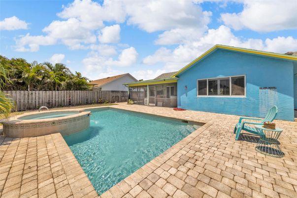 Exterior, Pool