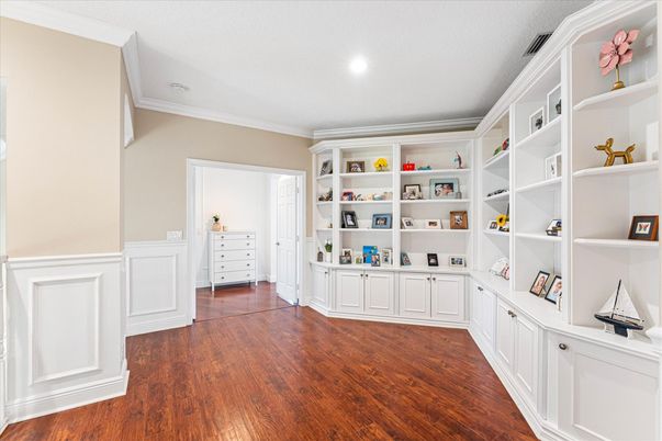 Interior, Recessed Lighting, Wood Texture Flooring