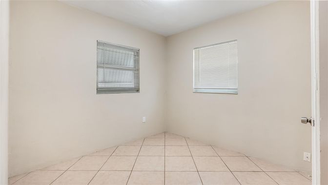 Empty room, Interior
