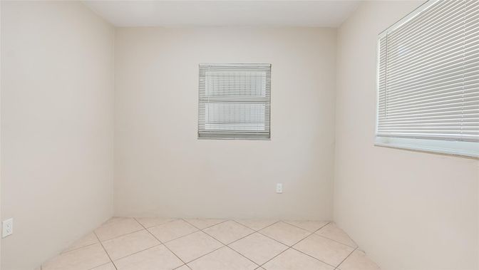 Empty room, Interior