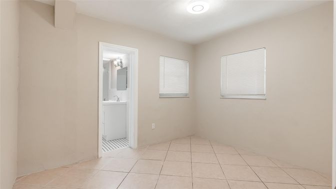 Empty room, Interior