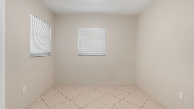 Empty room, Interior