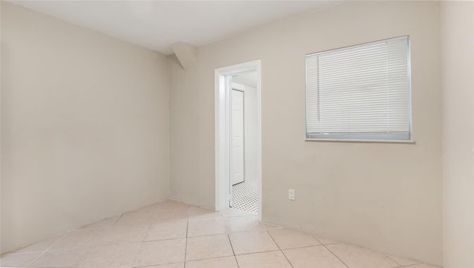 Empty room, Interior