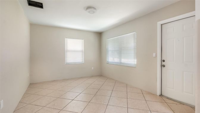 Empty room, Interior
